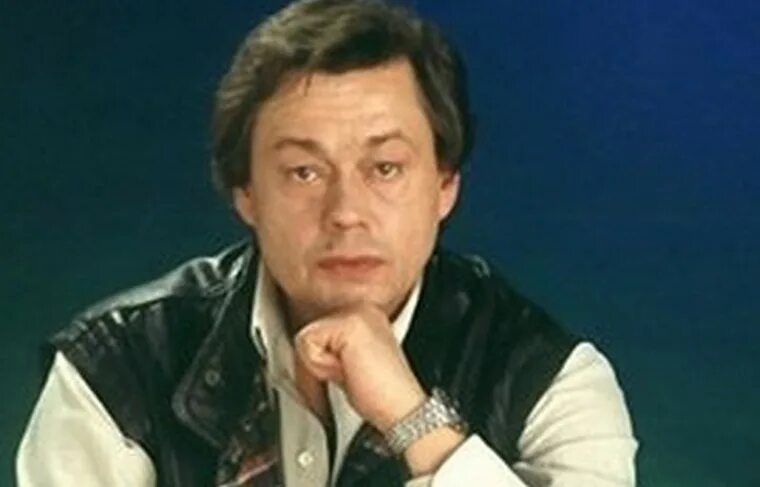 Рос среди актеров, но наотрез отказался от сцены: как живет сын знаменитого Нико