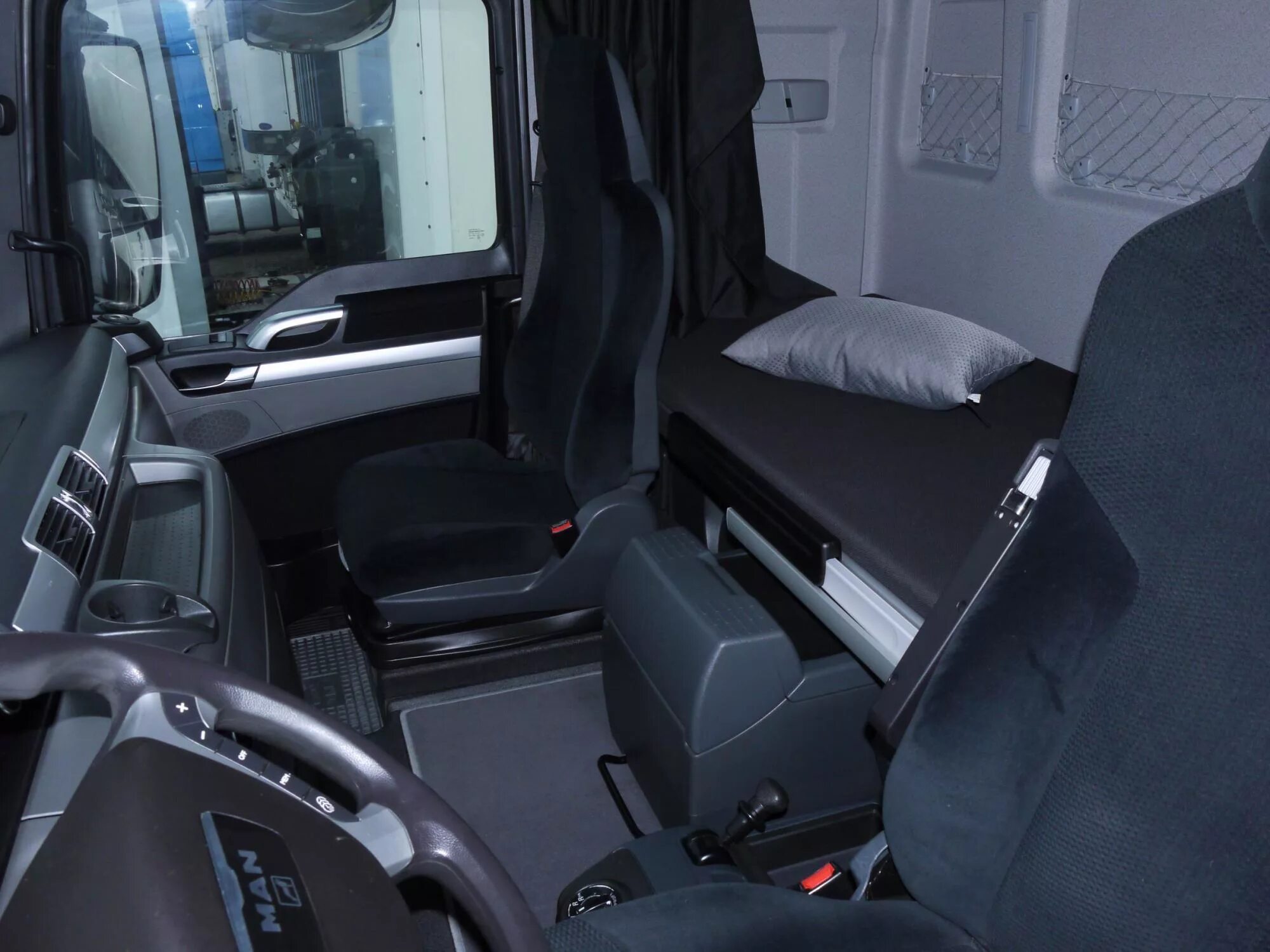 Ман фото кабины. Ман tgx 18 480 салон. 500 кабина. Ман тгс 2020 салон. Ман тгс салон.