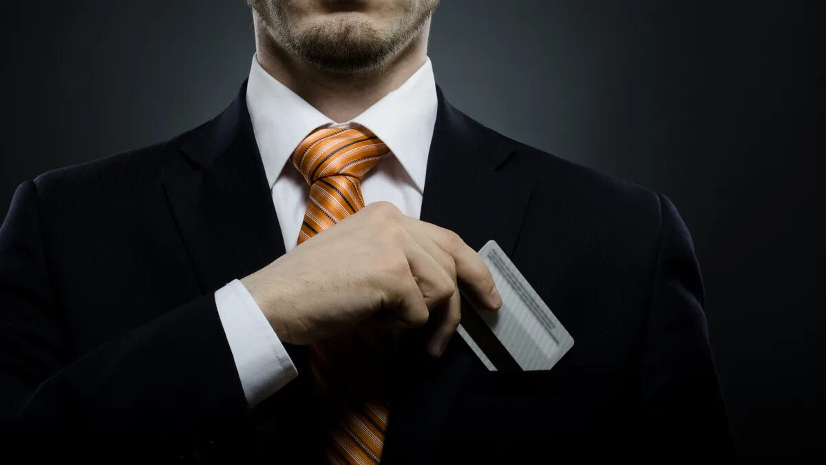 Крутой бизнесмен. Парень с деньгами. Мужик с деньгами. Человек в костюме с деньгами. Финансовая независимость.