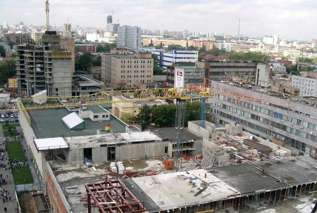 Семеновская пл. Семеновский сквер (Семеновская площадь, вл. 4). Площадь Семеновского. Реконструкция ТРЦ Семеновский. Торговый центр Семеновский 1997.