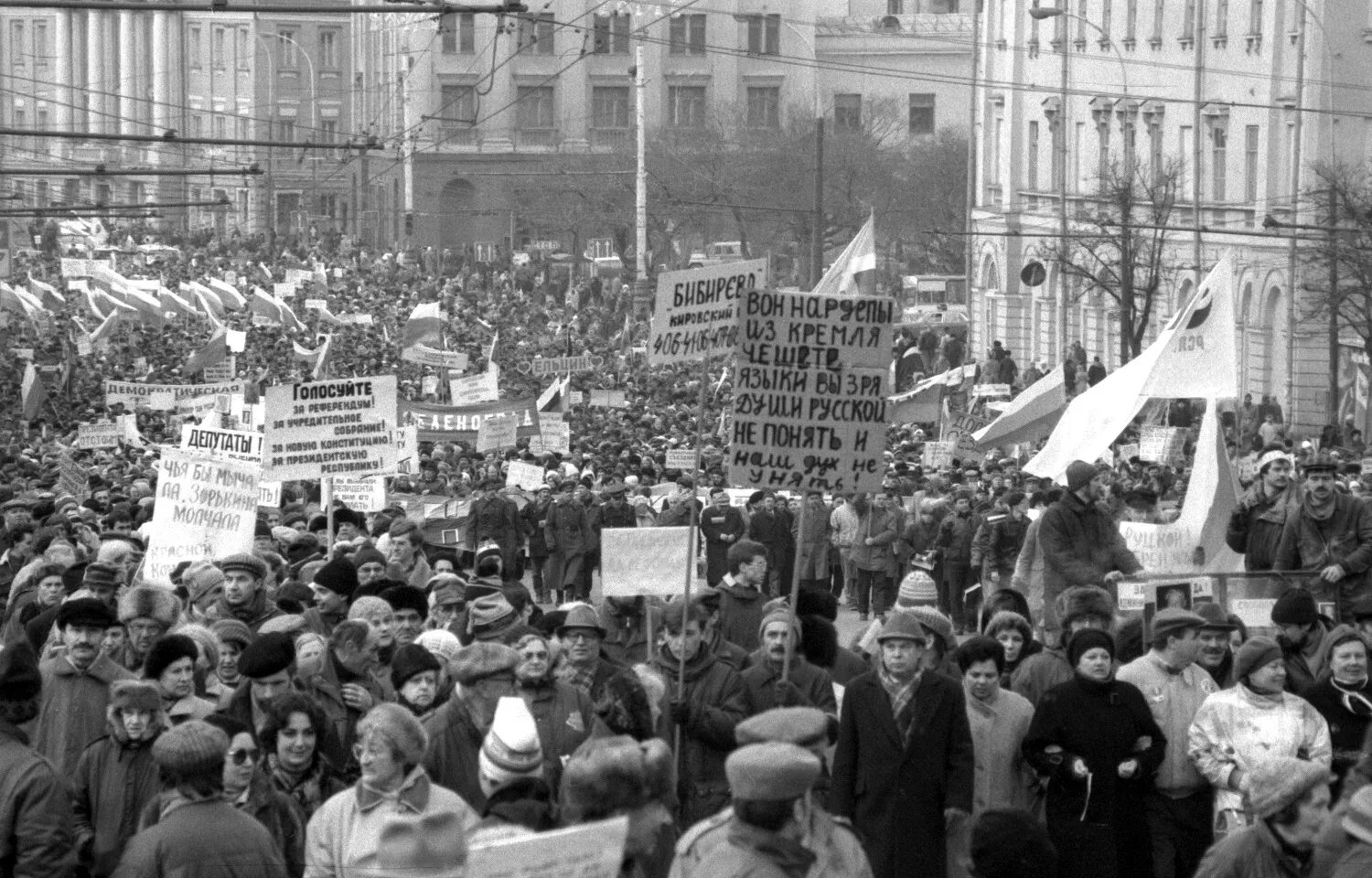 Политический кризис октябрь 1993. Митинг 1993 года. Конституционный кризис 1993 года. Штурм белого дома 1993. Октябрьский путч 1993.