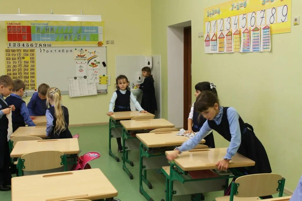 Класс после класса. Уборка в классе. уборка класса в школе. генеральная уборка класса в школе. ученики убираются в классе.