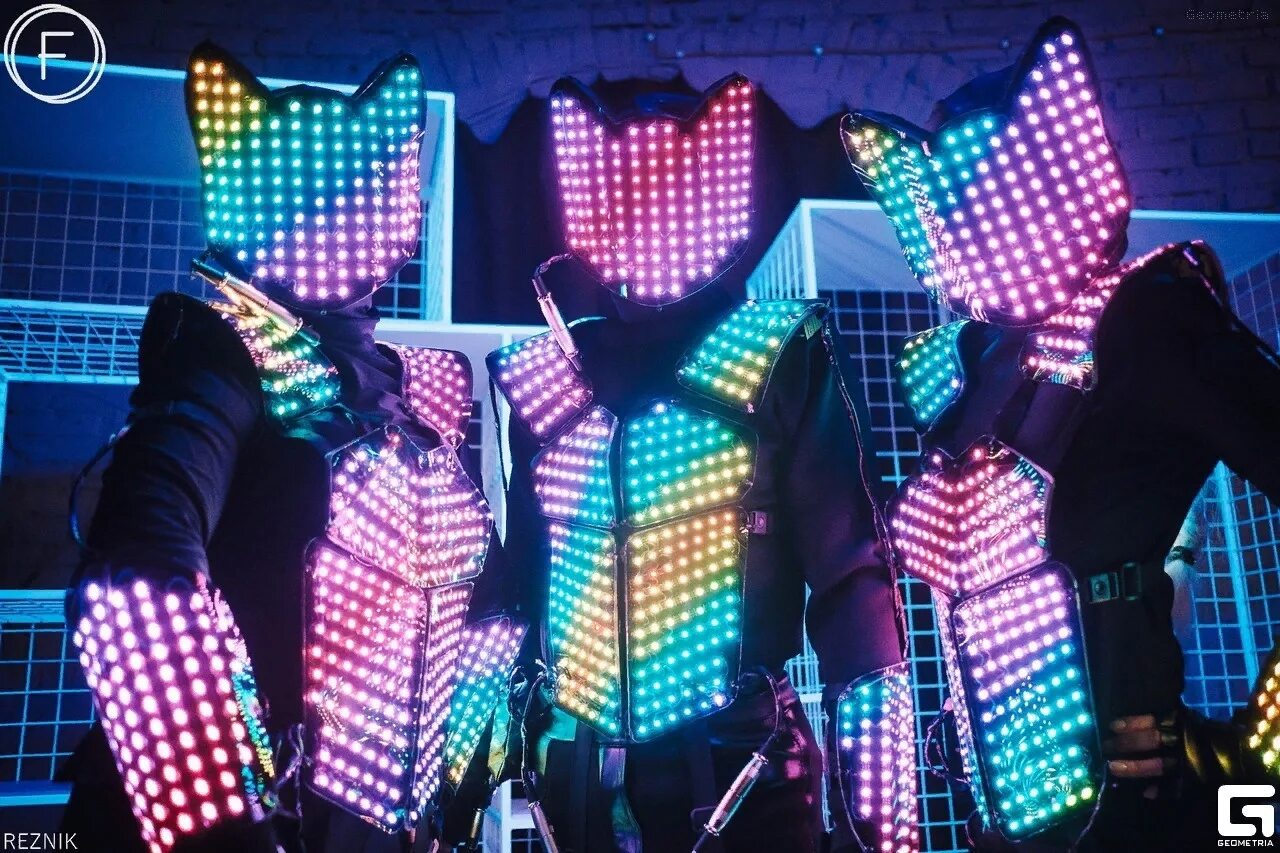 Шоу программа киров. Шоу номер танцующий художник. Шоу балет панфилова толстушек. Пиксельное шоу костюмы. Костюмы для светового шоу.