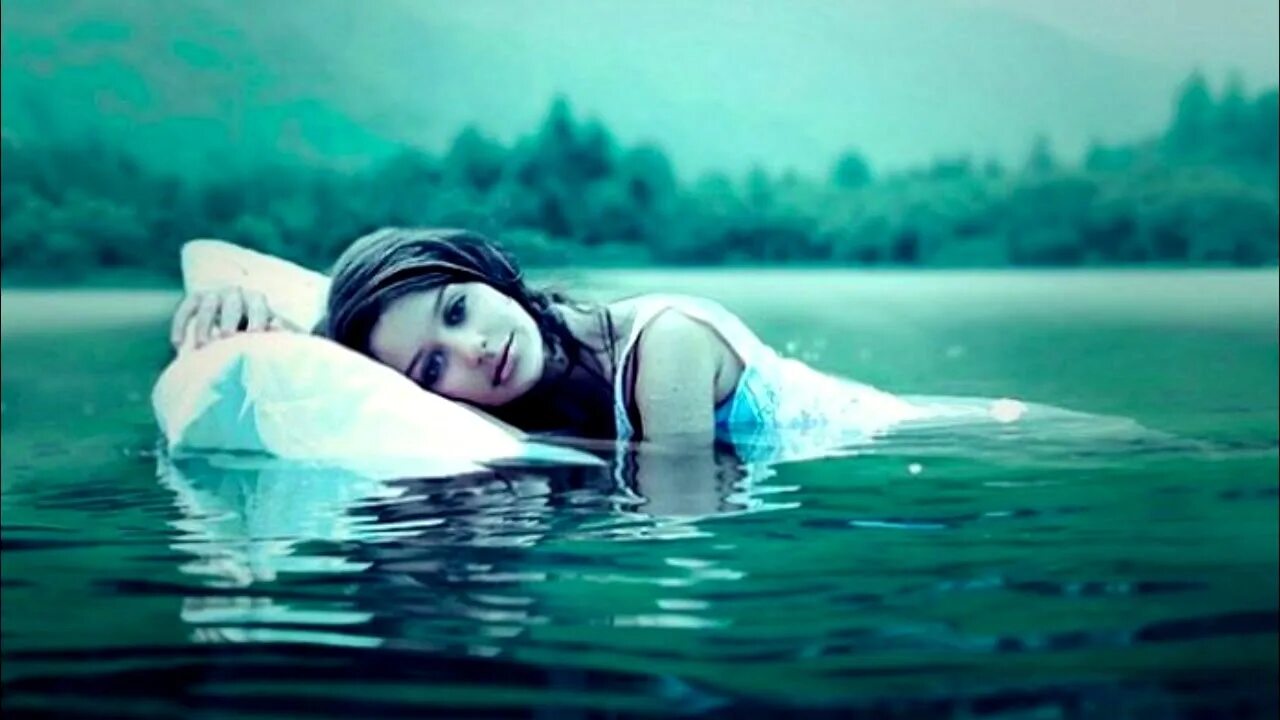 Снится вода в комнате. Девушка у пруда. девушка в воде фотосессия. девочка вода. спав в воде.