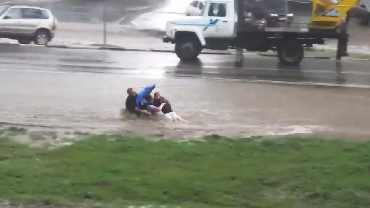 Мин воды сбил. Ветер сбивает с ног. Сильный ветер сбивает с ног видео. Видео ветер уносит. Ветер сбивает с ног унести не может, просто волочет.