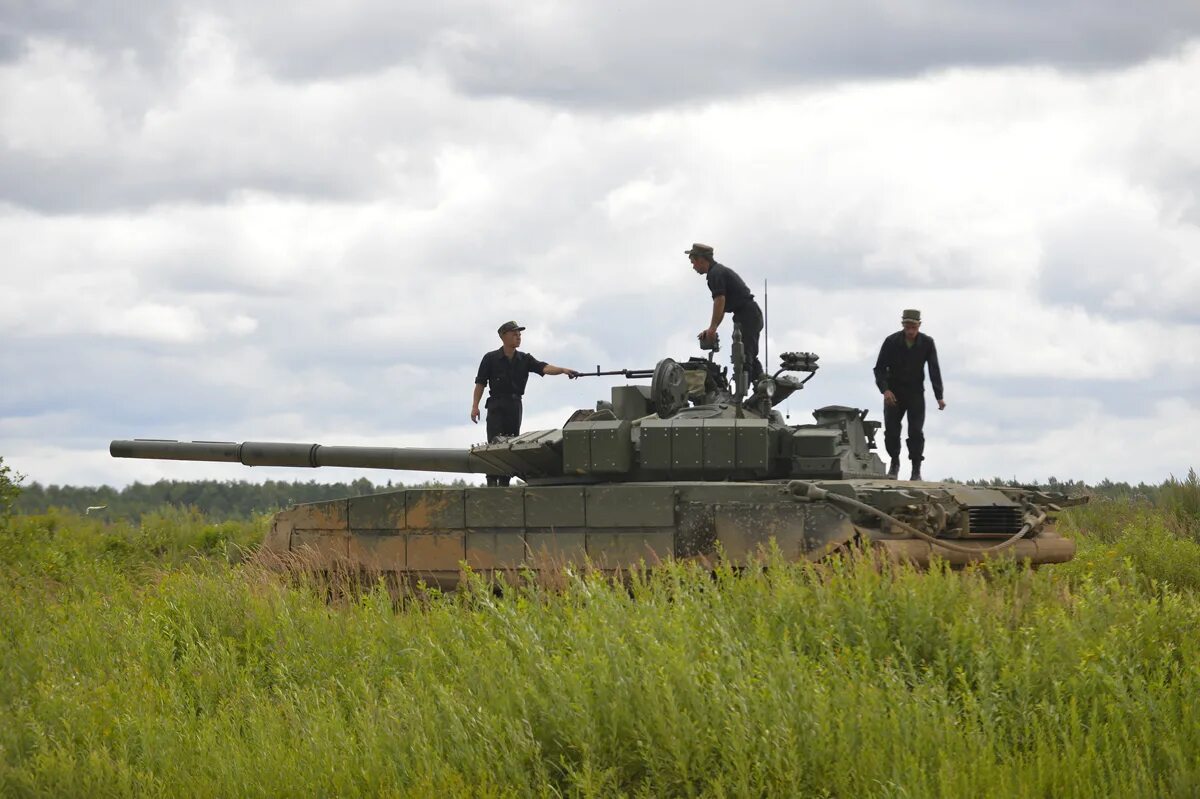 Т-80бвм. Т-80 БВМ 2020. Танк т-80бвм. Экипаж т 80 БВМ. Танки без экипажа