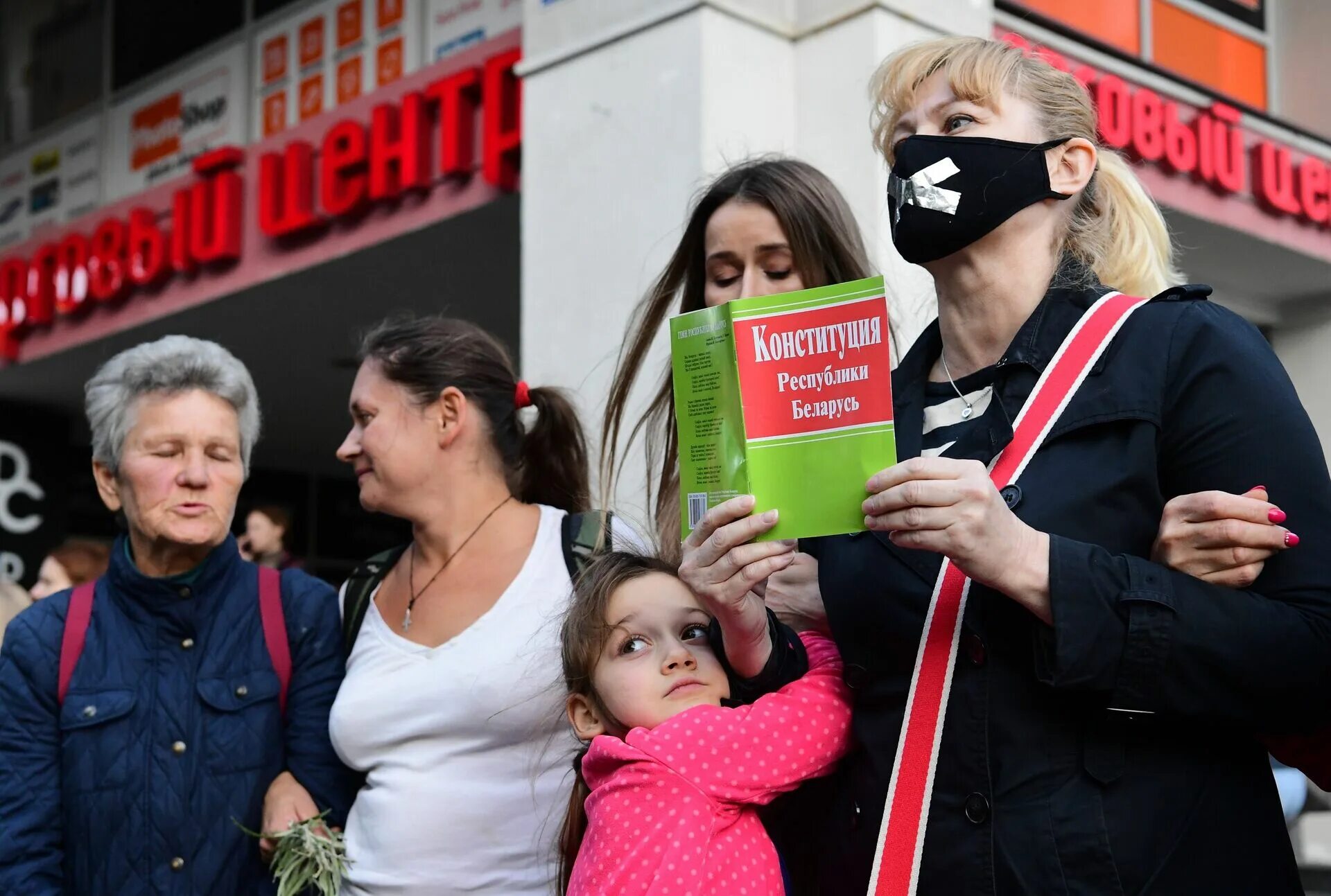 Одиночный пикет у американского посольства сармат. Марши в белоруссии. Выборы в беларуси 2020 протесты. Граффити протесты в беларуси. Как молодежь ходит в театр форма одежды.