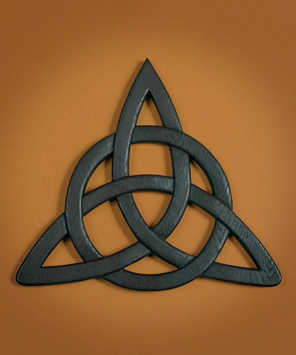 трикветр кельты. иггдрасиль мировое древо. друидизм символы. кельтская магия. символ солнца у кельтов.