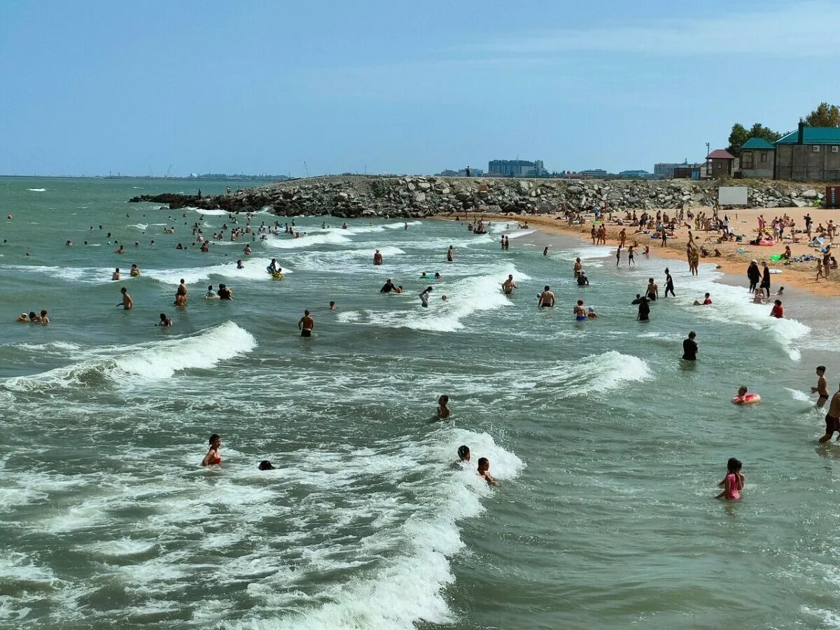 Тур в дагестан на каспийском море. Пляж Лагуна Каспийск. Пляж Лагуна в Каспийске Дагестан. Пляж Лагуна Дагестан. Дагестан море Каспийское пляж Лагуна.