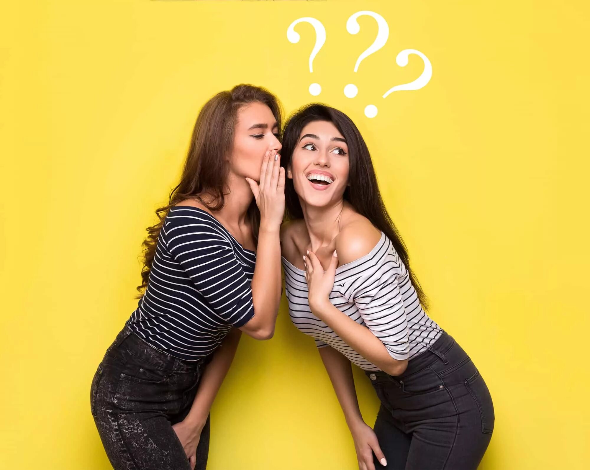 Мужчина шепчет на ухо женщине. Подруги болтают. Девочки подруги. Подруги болтают. Картинка две девушки одна говорит второй на ухо вторая удивлена.