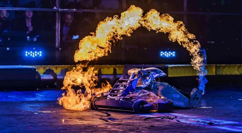 Битва роботов цирк. Битвы роботов battlebots 2019. битва роботов на арене шоу. битвы роботов дискавери.