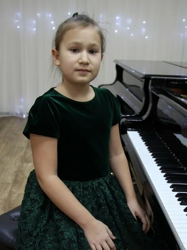 Конкурс по фортепиано. Девочка в музыкальной школе. Платье для музыкальной школы.