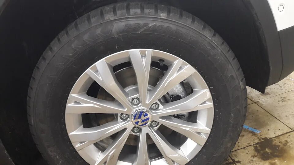 Колеса 235 60 r17. Колеса 235 60 r17. 235 60 r17 тигуан 2013г. Шины 235/60 r16 на тигуан. Колеса 235 60 r17.