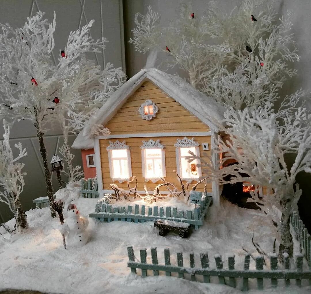 Домик для детей. Картонные зимние домики. Румбокс избушка бабы яги. Зимний домик из картона. Снежный домик поделка.