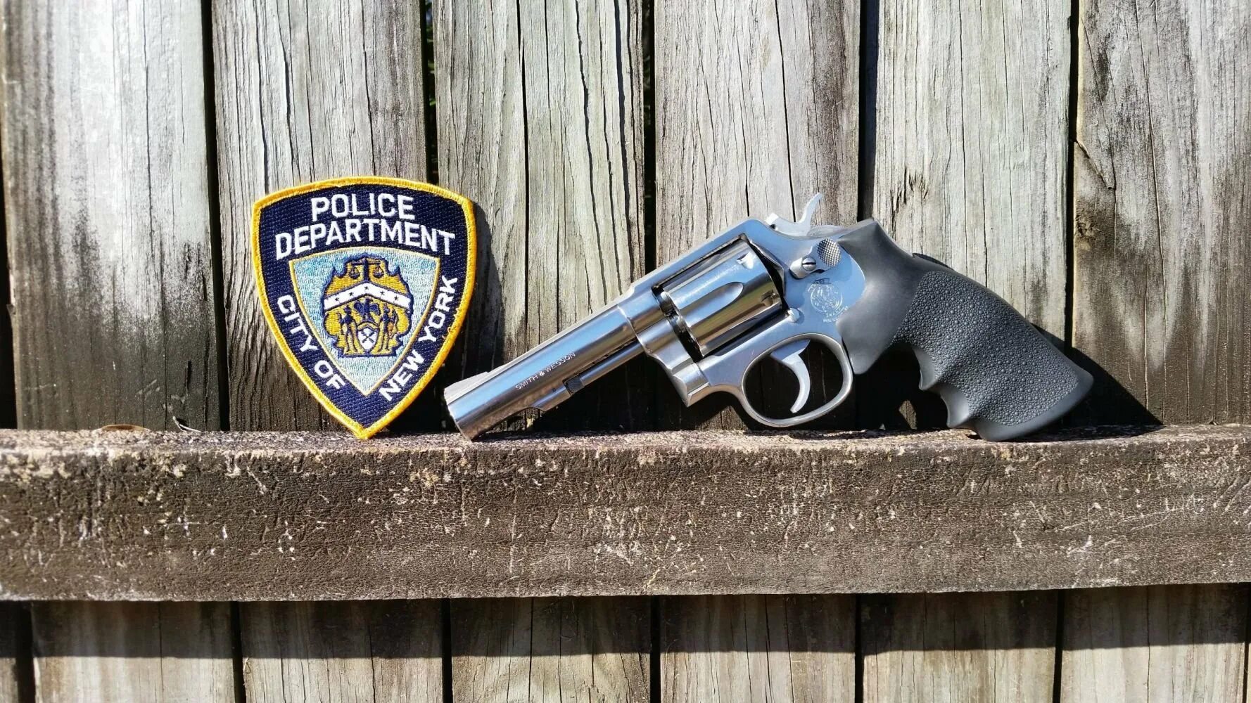 Стол полиции сша. Полиция заставка. Машина "полиция". Обои полиция. Спецназ на черном фоне.