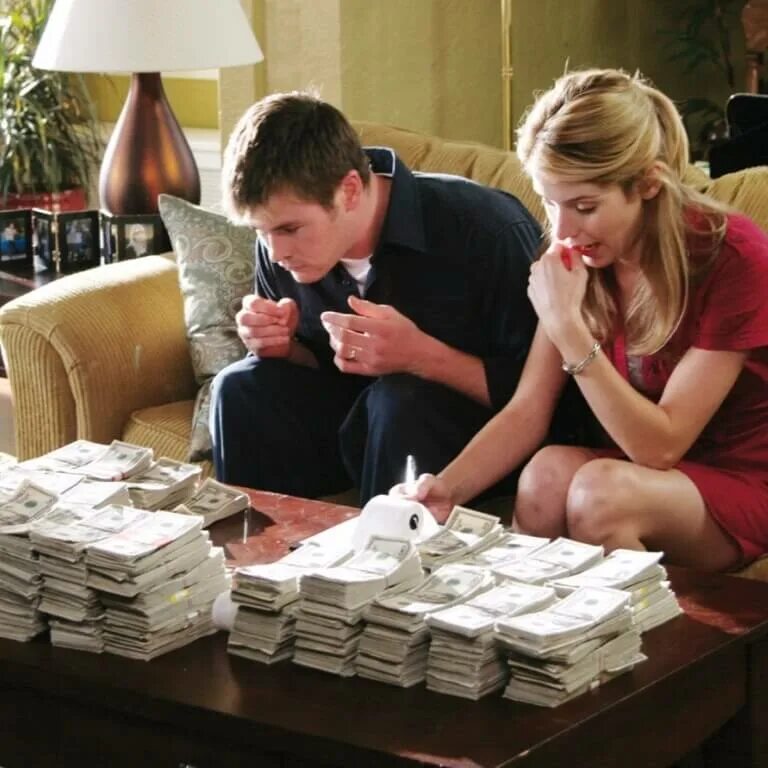 Взять личный. Личные деньги. Девушка считает деньги. Человек обнимает деньги. Богатые мужчина и женщина деньги.