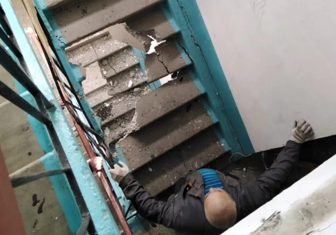 Спуститься на 1 этаж. Лифт в подъезде. подъездные лестницы. лифт в многоэтажном доме. сломанные подъездные лестницы.