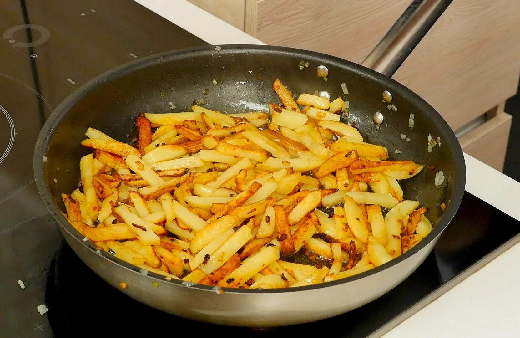 Жареная картошка на сковороде. Жареная картошка домашняя. Жареная картошка на палочке. Большая сковородка жареной картошки