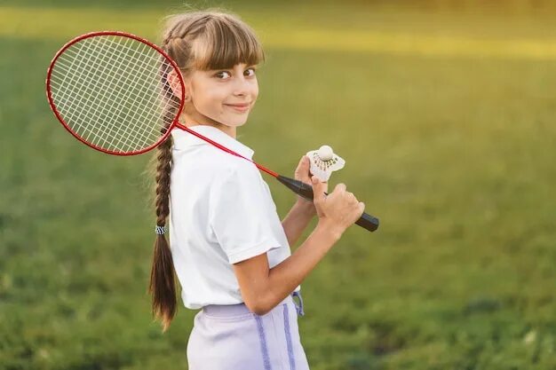 Бадминтон девочки. Бадминтон девушки. Спорт дети. Теннис дети. Девушка с ракеткой бадминтон.