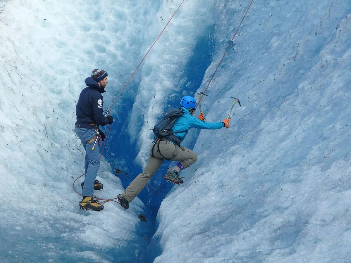 большой каньон в гренландии. ледник килиманджаро альпинист. тимбилдинг в горах. подъем по льду в горах. Ice climbing в исландии.