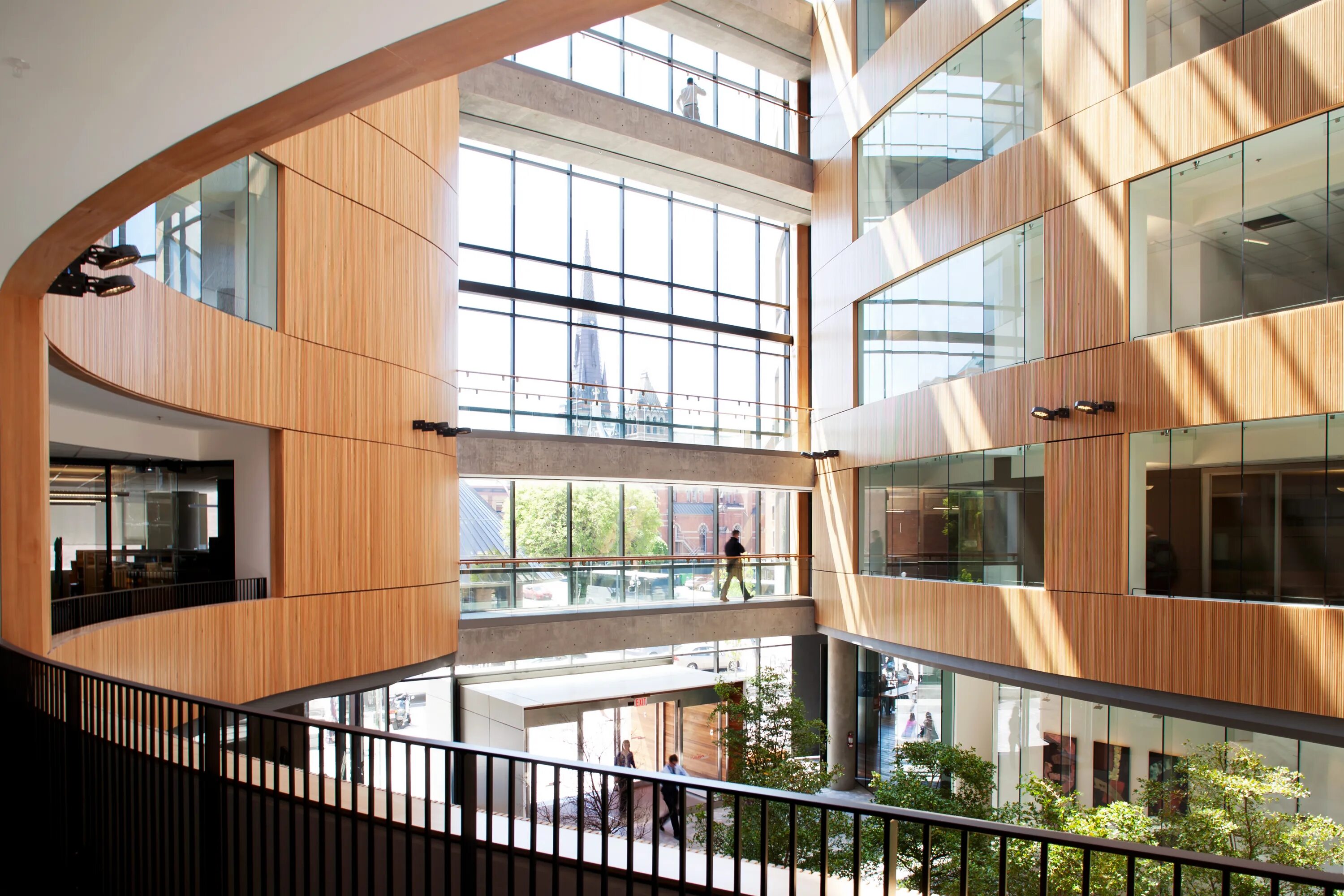 Атриум (архитектура). Архитектура общественных зданий. Zaha hadid architects проекты вокзал. Leeza soho заха хадид. Устройство атриумов допускается в зданиях.