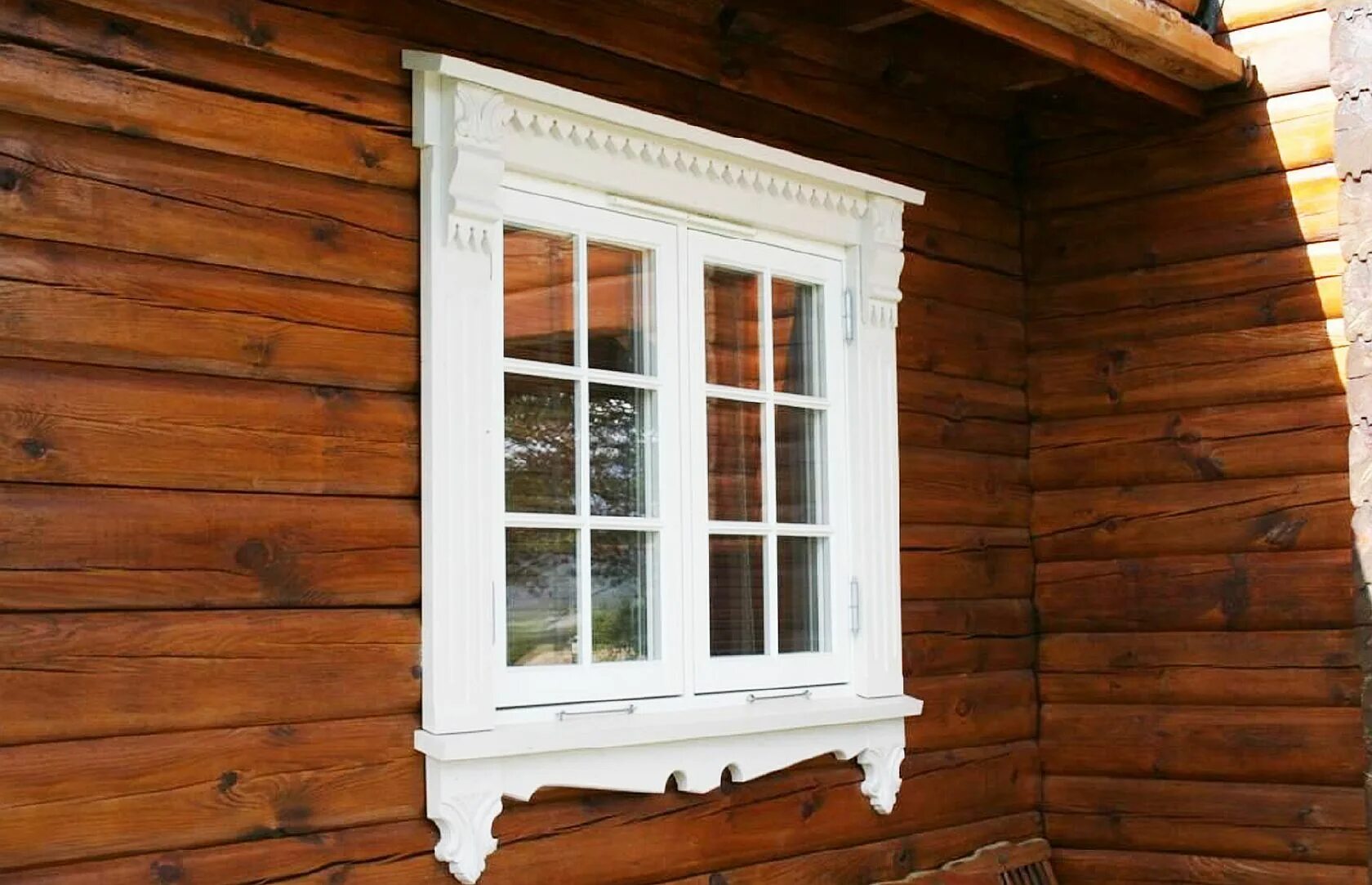 Купить окна в деревянный дом. Наличники на окна деревянные. Наличники для деревянного дома. Деревянные обналичники на окна. Наличники на окна в деревянном доме.