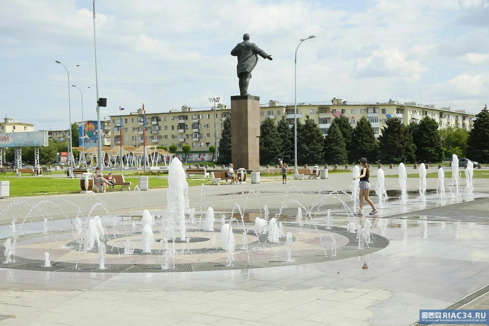 Парк Волжский площадь Ленина. Волжский Волгоградской области парк Ленина. Фонтаны города Волжского Волгоградской области. Волжский парк новый город фонтан. В волжском купить летние