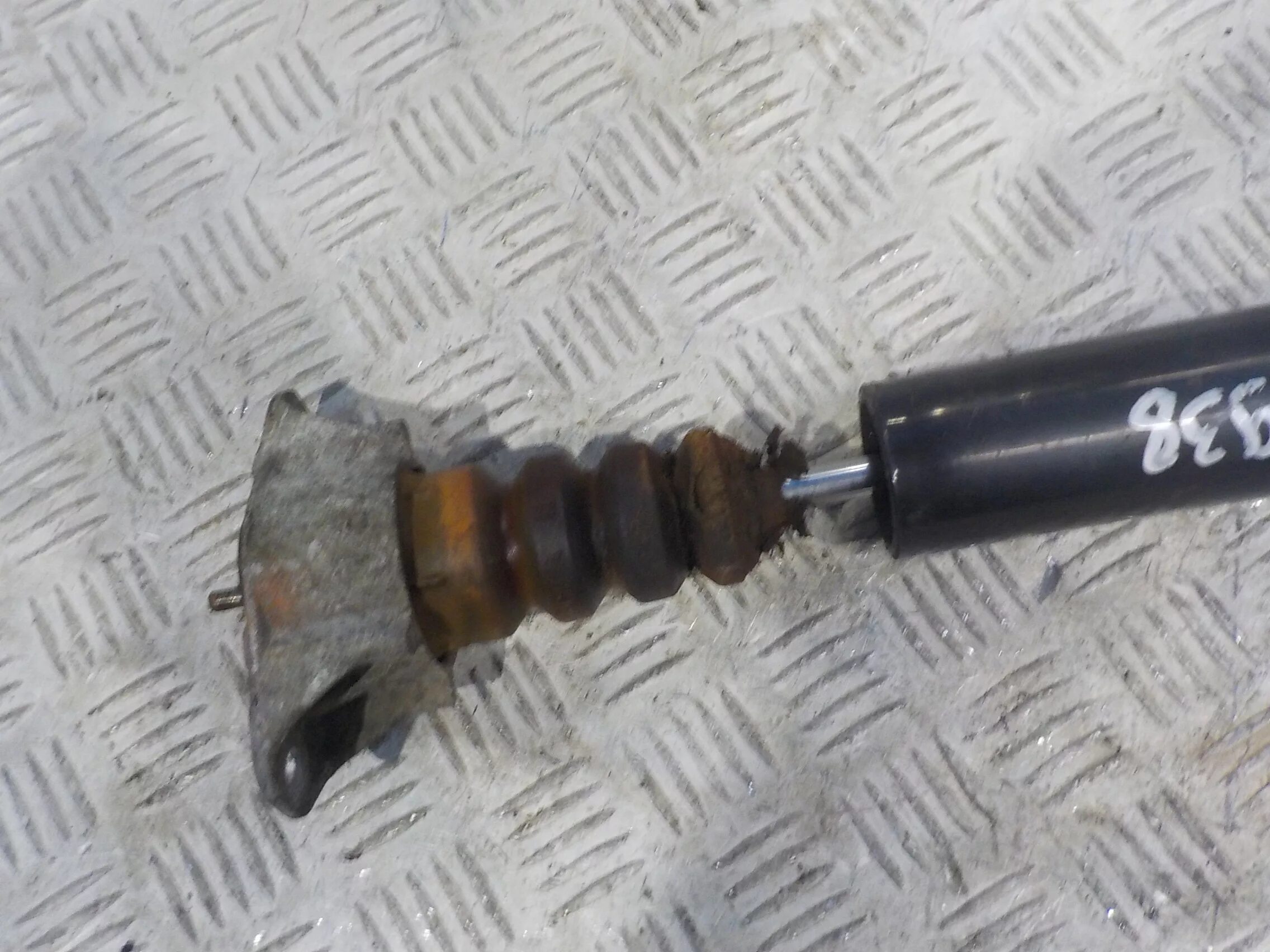 Mazda 5 амортизатор. Mazda амортизатор задний. 0k2nf34700. Задний амортизатор мазда три в разборе. Амортизатор передний мазда сх 5.