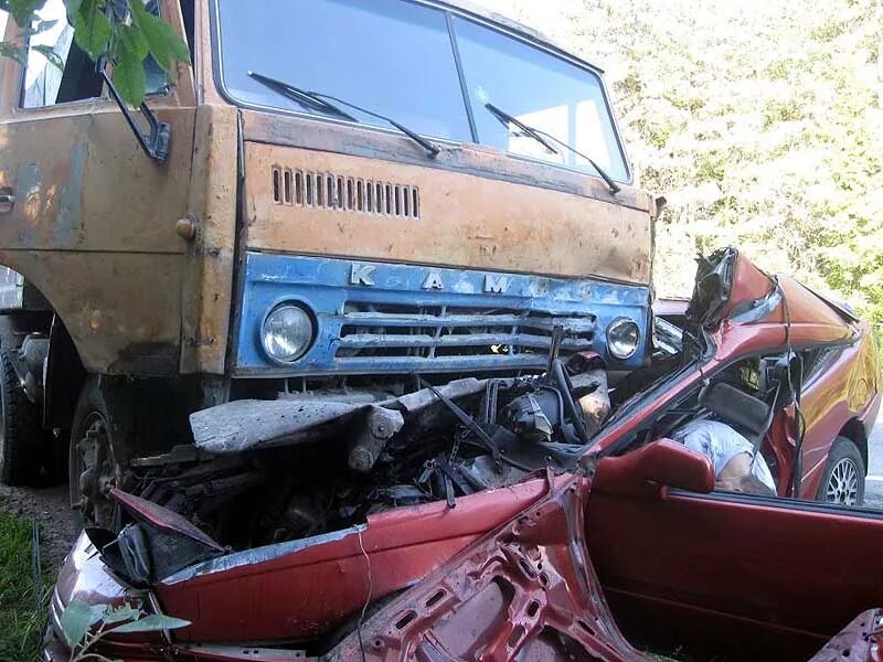 под камазом