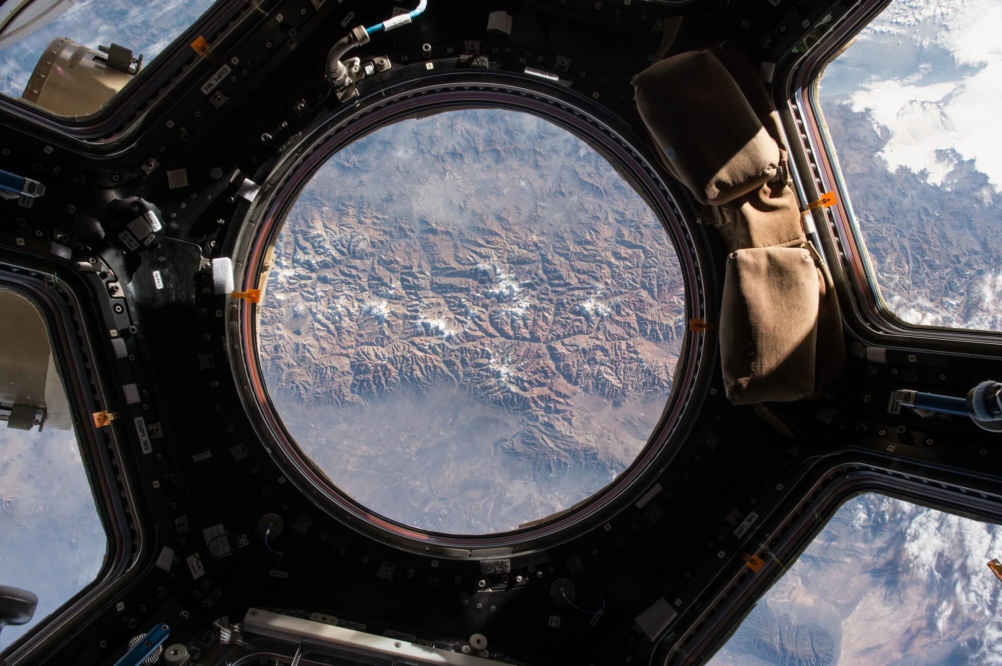 Космонавт МКС иллюминатор. Cupola на МКС. Модуль МКС «купол» (Cupola). Хромакей иллюминатор МКС. Space view