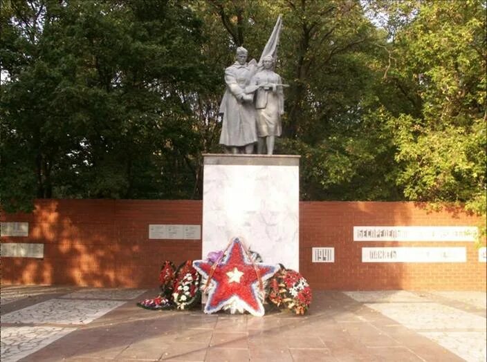 В борьбе с фашистскими захватчиками. Братская могила 1 старый Оскол. Старый Оскол памятники войны. Памятники Великой Отечественной войны в Старом Осколе. Братская могила старый Оскол улица Ленина.