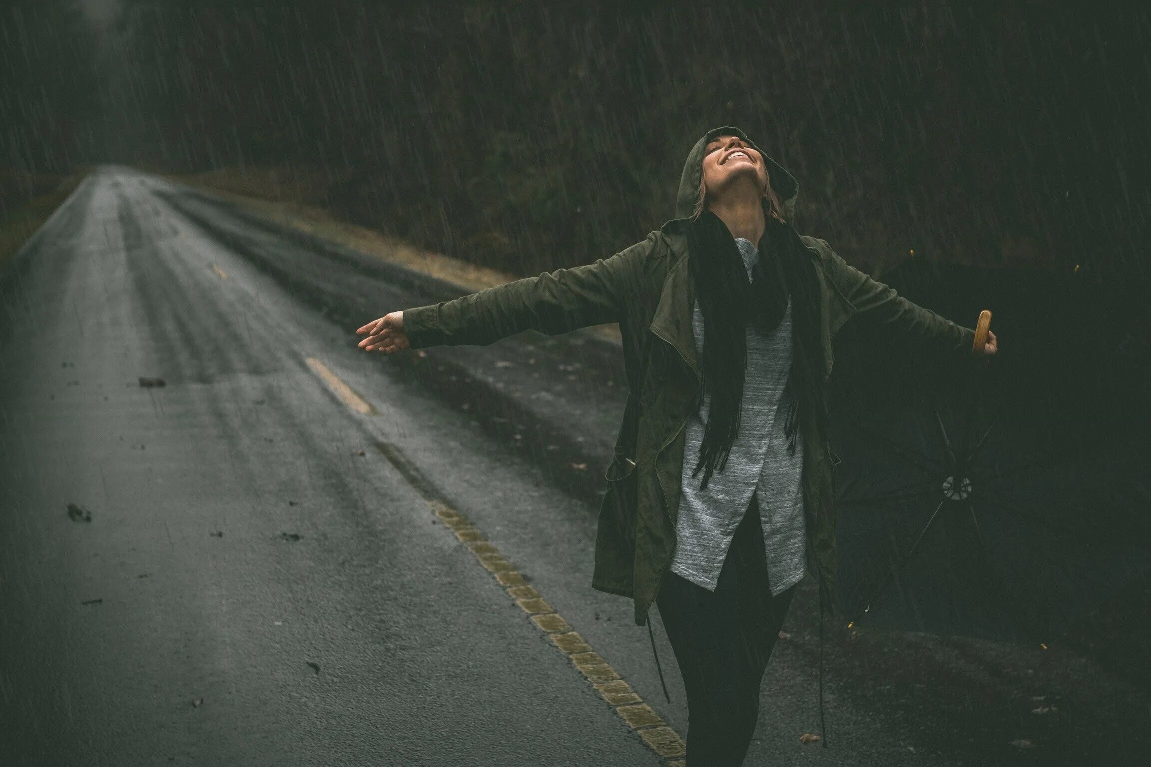 Счастливый человек под дождем. Running in the Rain. Удовольствие под дождём. Rain. When the rain began