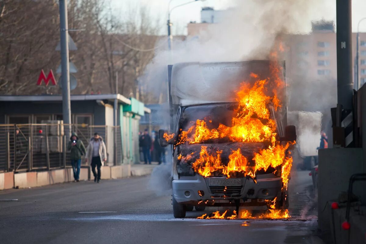 челябинске горит грузовик. пожар в самаре за последние сутки. газель загорелась огонь. на ходу загорелась газель. пожары 2022.