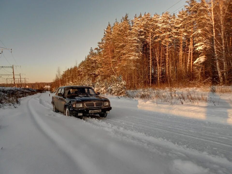 Дорогу в глубоком снегу. ГАЗ 31105 по глубокому снегу. Движение по глубокому снегу. Глубокий снег на грунтовой дороге. Движение автомобиля по глубокому снегу.
