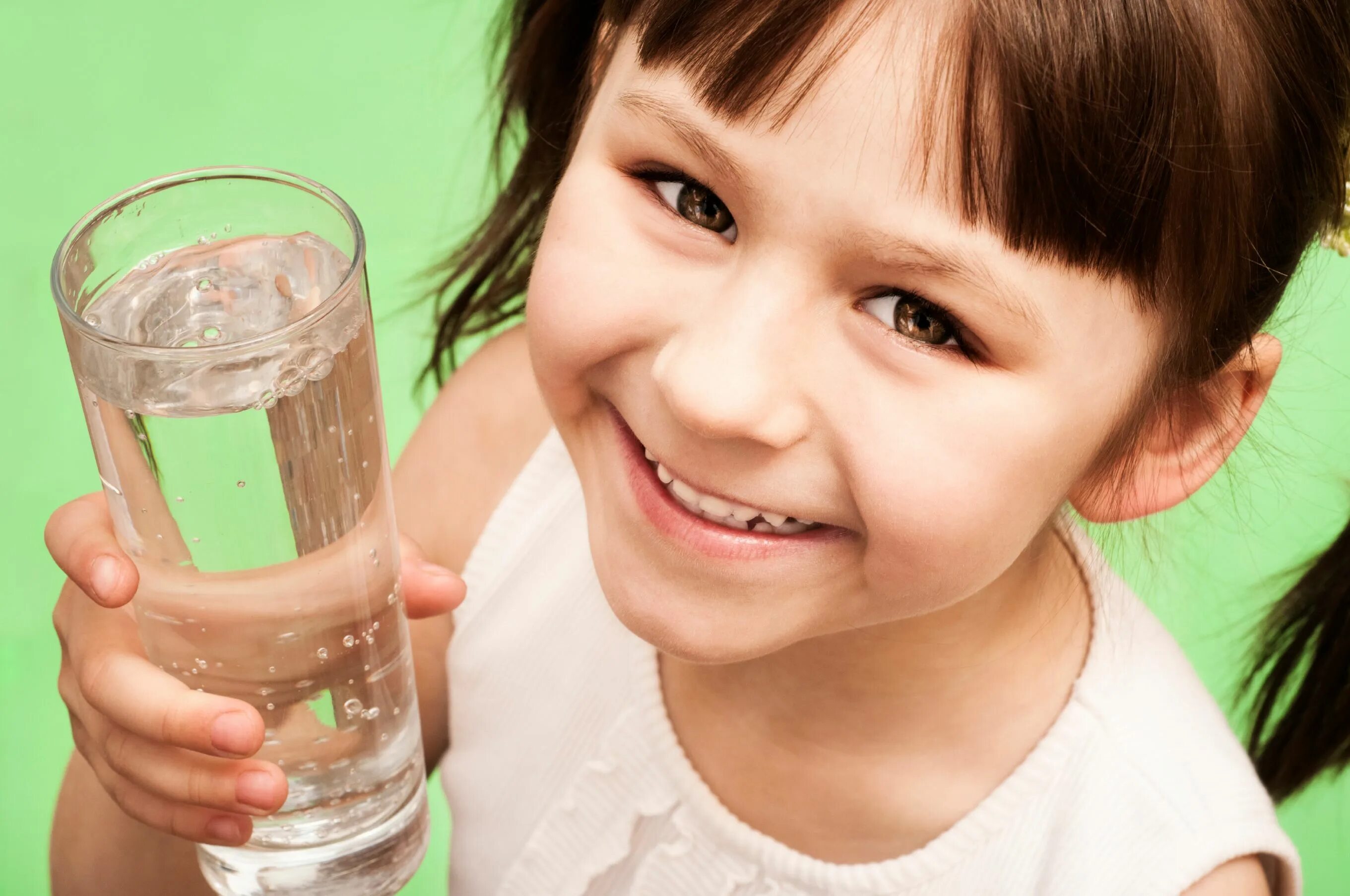 Ребенку 2 года много пьет. Ребенок со стаканом воды. Жажда у детей. Ребенок пьет воду. Девушка со стаканом воды и ребенком.