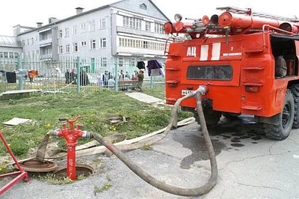 Без установки на водоисточник ац 40. Забор воды ац40. Забор воды из водоема пожарной машиной ЗИЛ 131 АЦ 40. Забор воды из гидранта пожарной машиной ЗИЛ 131 АЦ 40. АЦ 6 40 забор воды.