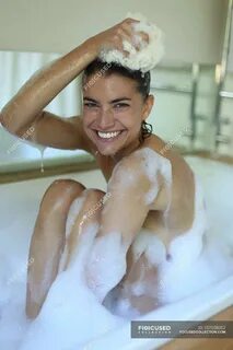 Download Jovem mulher sentada no banho de espuma #157028352 high-end stock ...