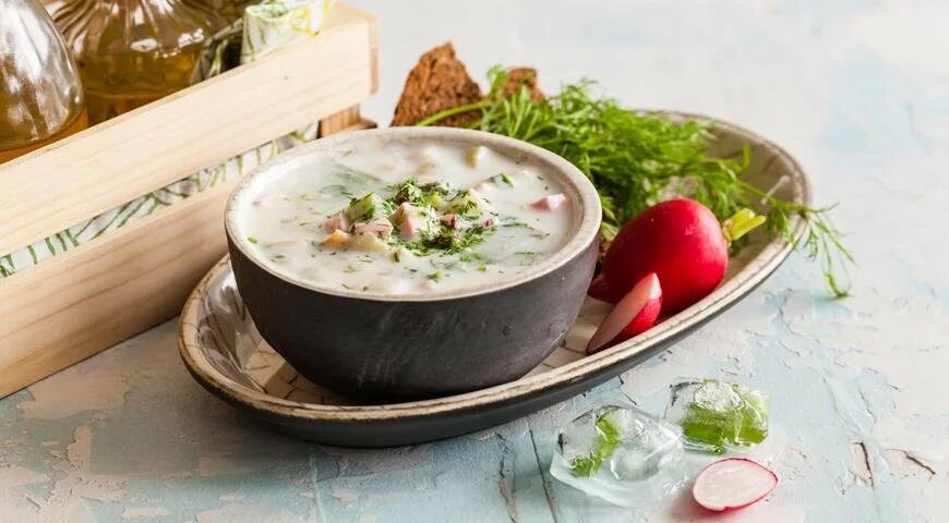 Окрошка с куриным филе. Окрошка. окрошка мясная. окрошка фото.