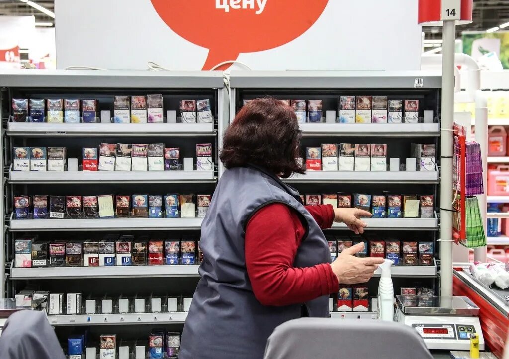 Рынок табачной продукции. Сигареты синяя пачка. Коррупция фото. Сигареты на рынке садовод. Магазин табачной продукции.
