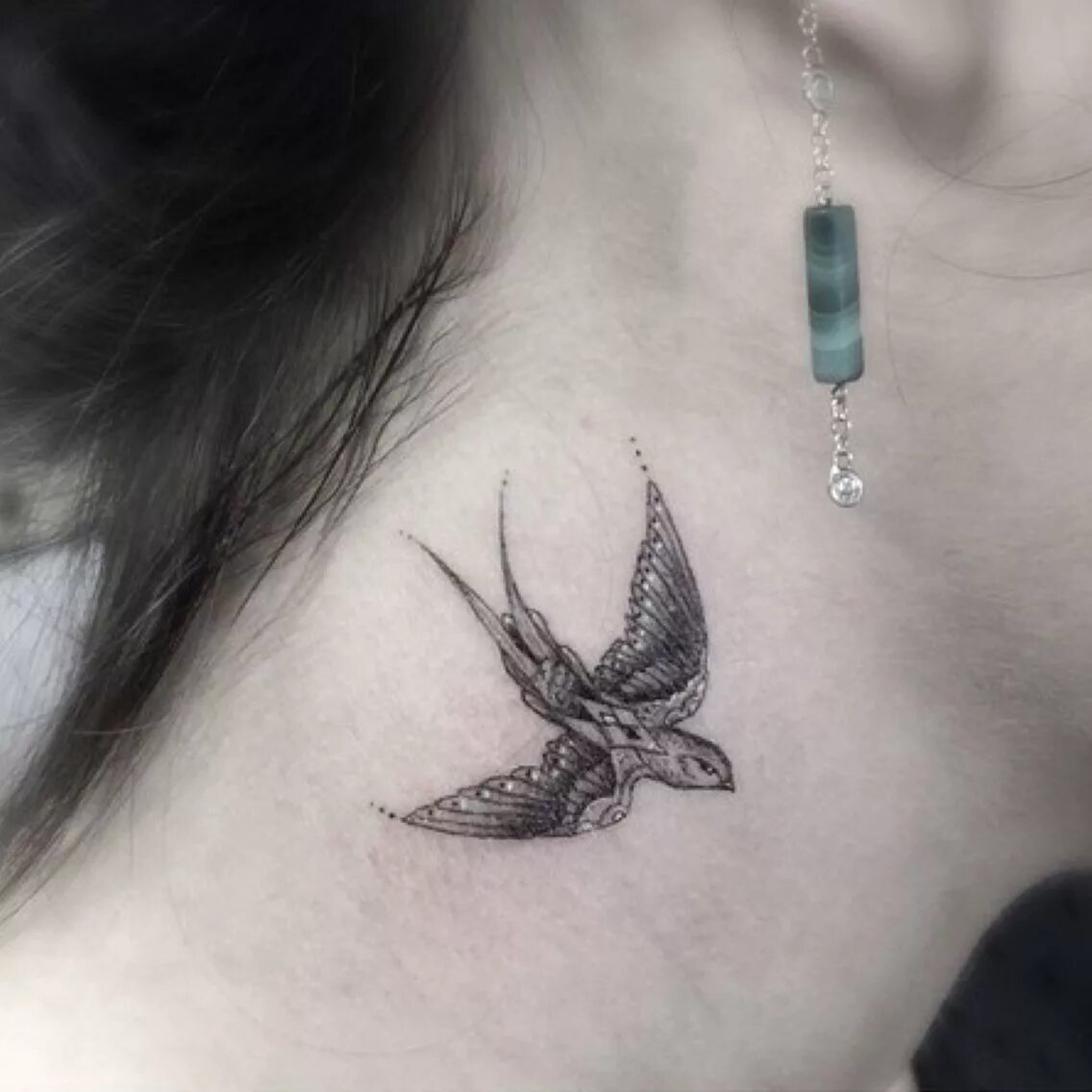 Тату ласточки на шее у девушек. Татушки на шею для девушек. Ласточка на шее у девушки. Ласточка на шее у девушки. Тату птицы на шее.