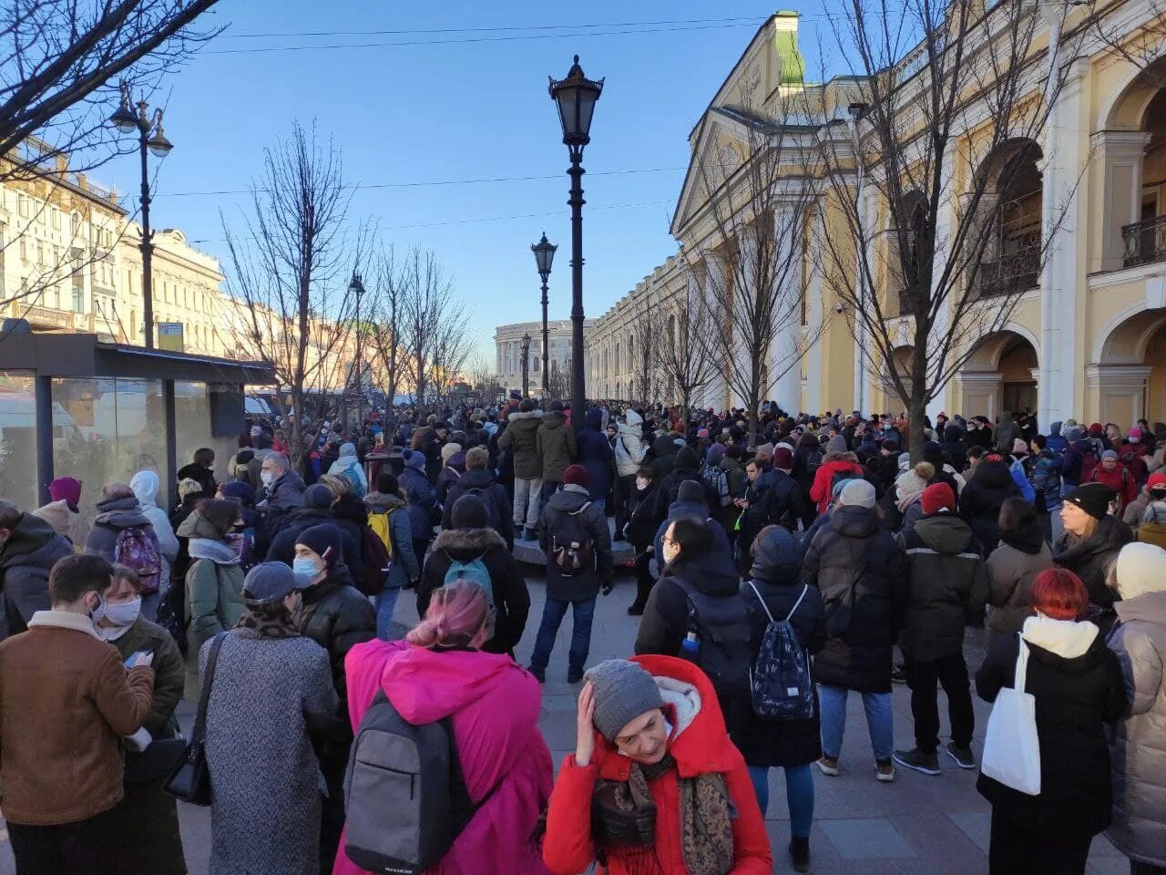 Митинг Гостиный двор. Митинги СПБ 2022. Митинг в СПБ сейчас. Протесты в Питере. Митинг 27 февраля 2024