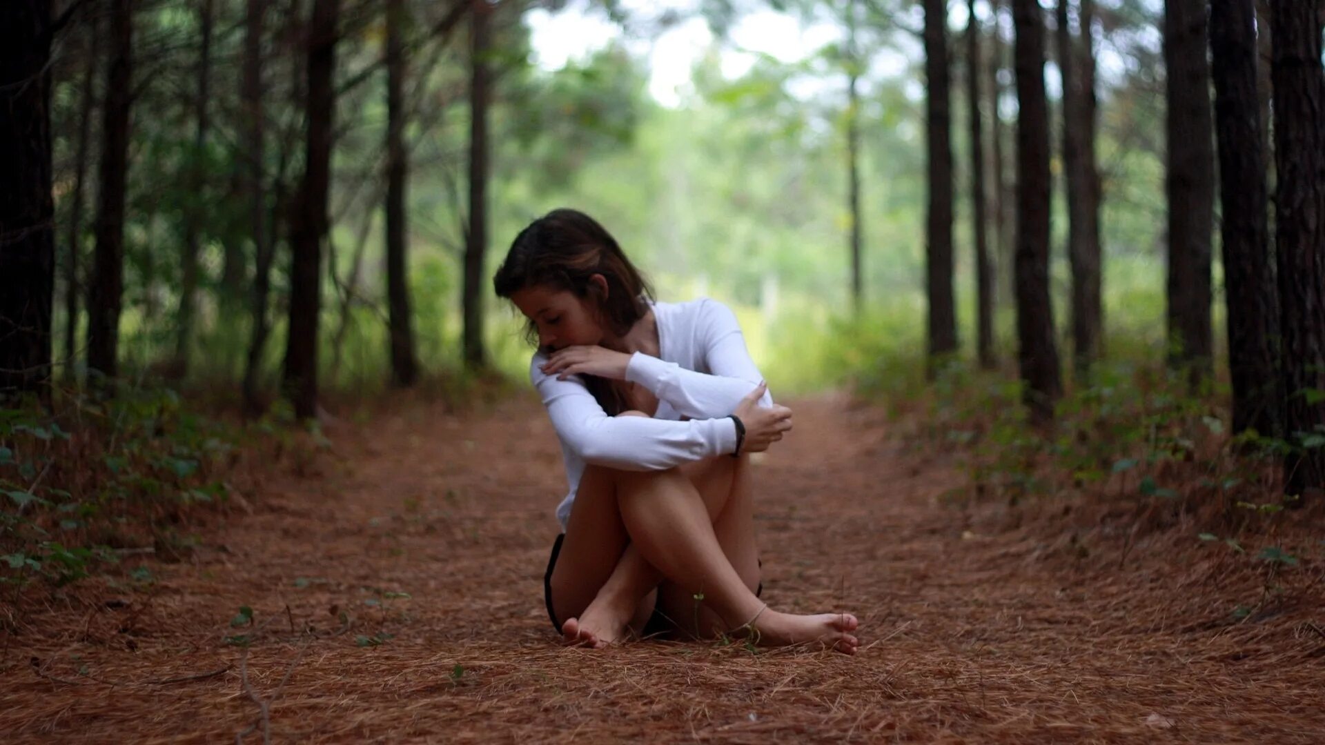Девушка на камне в лесу. Девушка в лесу со спины. Девушка в лесу фотосессия. Фотосессия в лесу. Девушка в лесу.