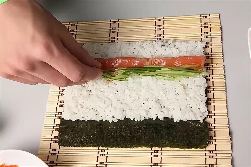 Роллы на какую сторону выкладывать рис. Роллы выкладываем рис. Рис класть на шершавую сторону нори. Листья для роллов листы. Листы нори для роллов.