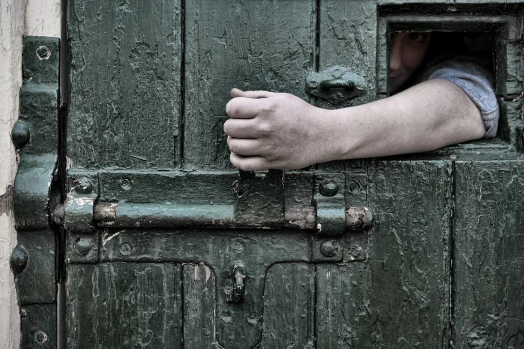 В плену долгов. Закрытая дверь. Запертая дверь. Тюремная дверь. Дверь в тюрьме.