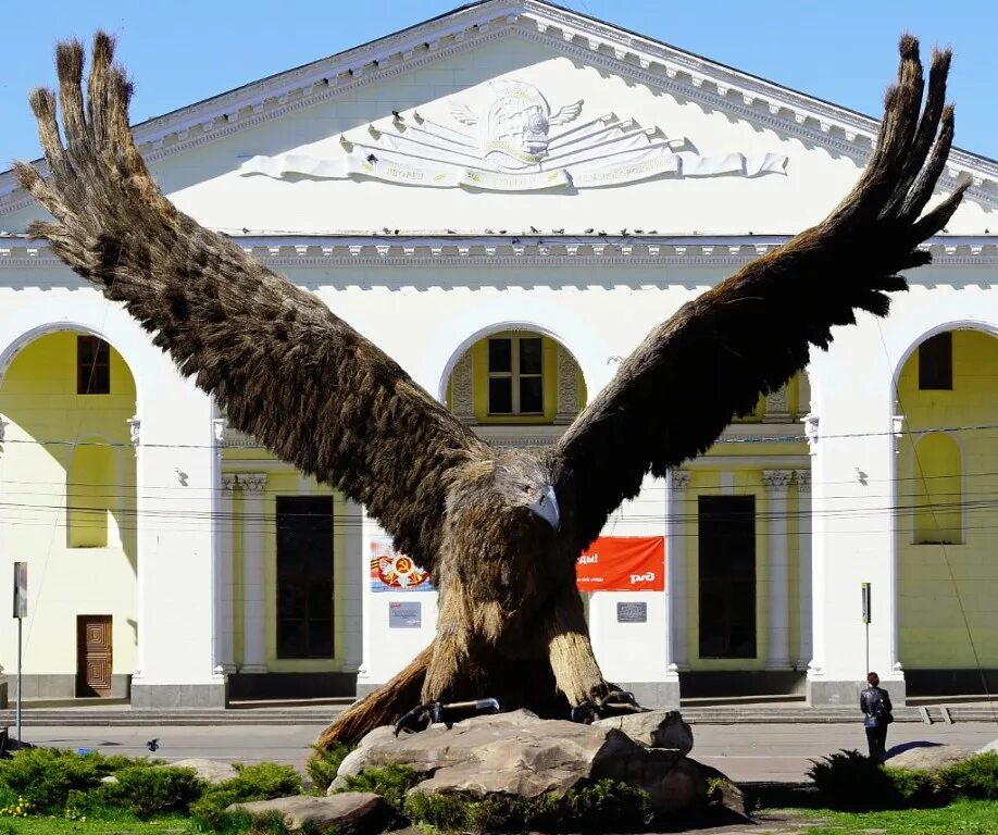 где центр орла. центр центр г орла. монумент орла в орле. статуя орла в городе орел. пятигорск орел памятник.