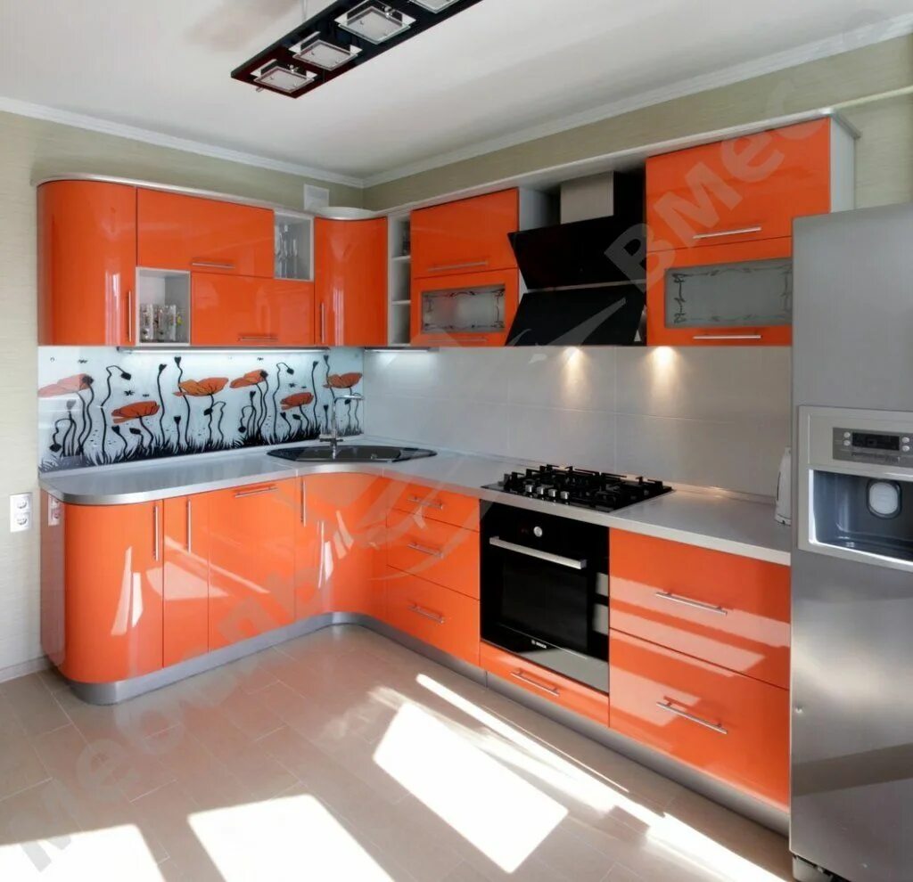 Угловые кухни в интерьере фото. Оранжевые кухни Лорето. Кухня оранж металлик. Кухонный гарнитур оранжевого цвета. Оранжевая угловая кухня.