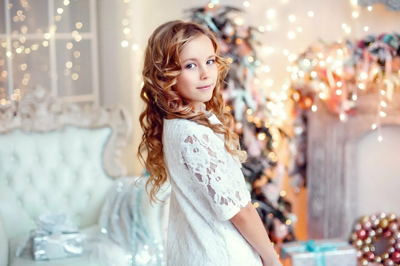 детская съемка в платьях. новогодняя фотосессия дома. фотосессия девочки новый год. фотосессия девочки новый год. новогодние девушки.