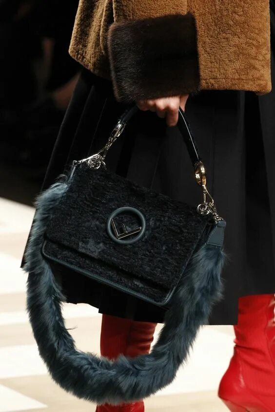 Louis vuitton 2020 коллекция сумка. Зимняя сумка женская. Celine bag 2021. Модные зимние сумки. Модные сумки осень зима 2021 2022.