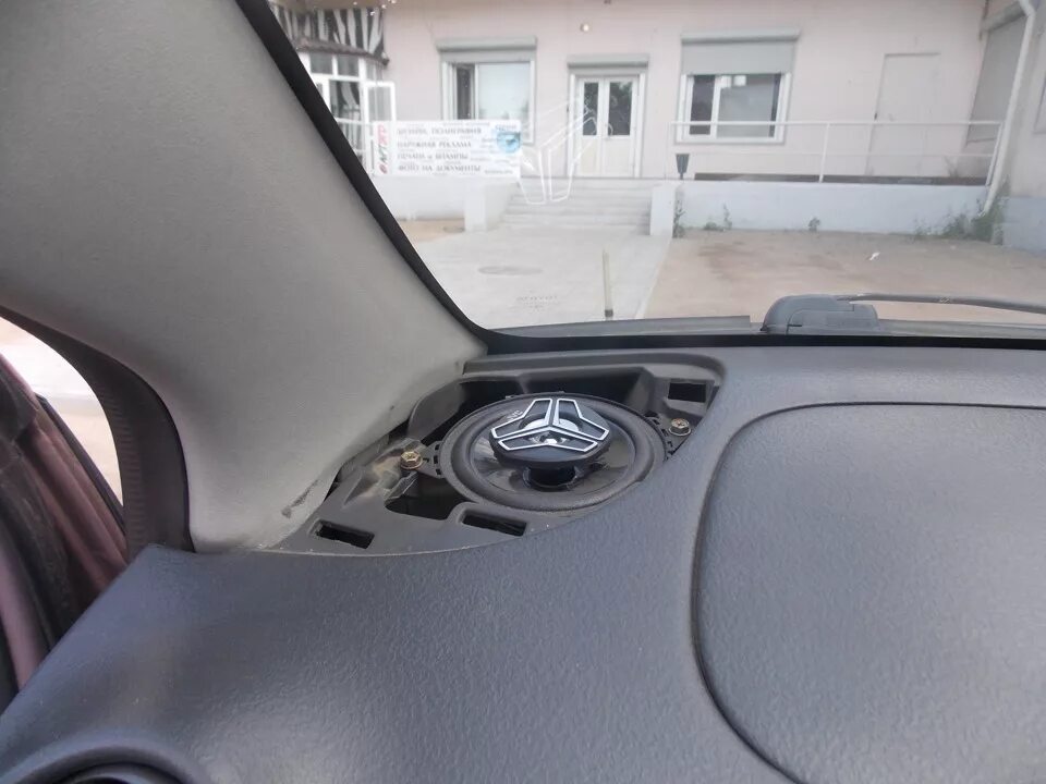 Динамики тойота витц. Тойота витц 2014 размер динамиков задних. Подиум на toyota platz. Vitz 2001 размер динамиков. Передние динамики тойота витц.