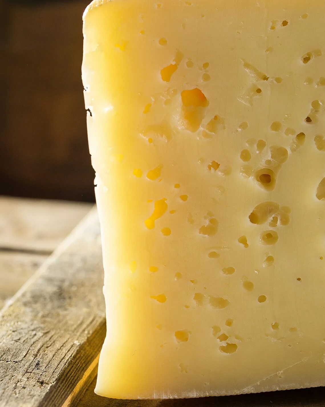 Вкуснейший сырный. Сыр Маасдам фермерский. Сыр твердый. Сыры с дырочками. Сыр твердый с дырочками.